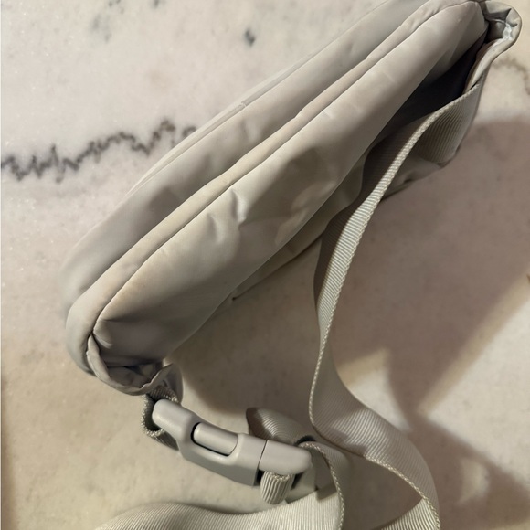 Lululemon belt bag with front zipper - Picture 4 of 6